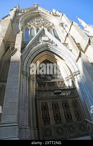 Facciata anteriore della cattedrale di San Patrizio verticale, New York City Foto Stock