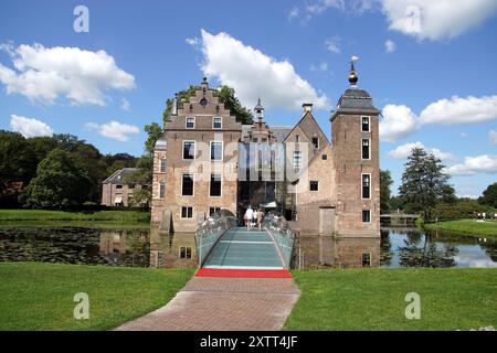 Castello olandese e museo Ruurlo circondato da un fossato d'acqua. Molti turisti. Ponte, cielo blu. Estate, agosto. Paesi Bassi Foto Stock