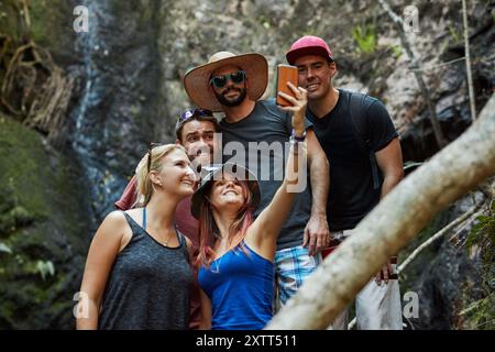 Ritratto, gruppo e selfie in vacanza, montagna ed escursioni nella natura con occhiali da sole, in estate o in vacanza. All'aperto, turisti e persone con guida turistica Foto Stock