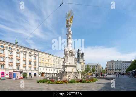 Linz, Austria. 12 agosto 2024. Vista della colonna della Trinità in piazza Hauptplatz nel centro della città Foto Stock