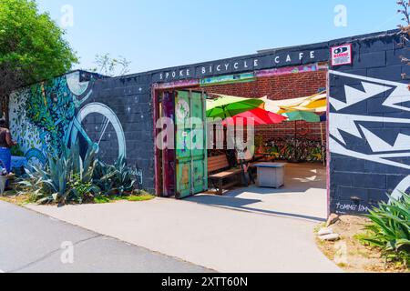 Los Angeles, California - 21 aprile 2024: Il caffè delle biciclette a raggi situato lungo il percorso ciclabile del fiume Los Angeles nella Elysian Valley è dotato di vibranti ombrelli Foto Stock