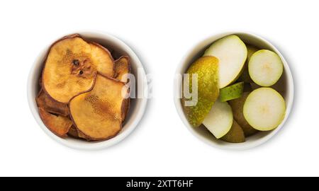 Ciotole piatti con fette di pera verde crude mature e secche isolate su sfondo bianco. Foto Stock