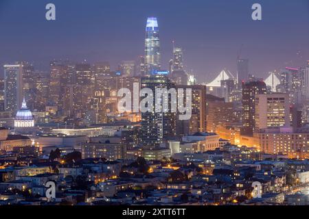 Centro di San Francisco nell'ora Blu passando per i distretti di Corona Heights e Castro. Foto Stock