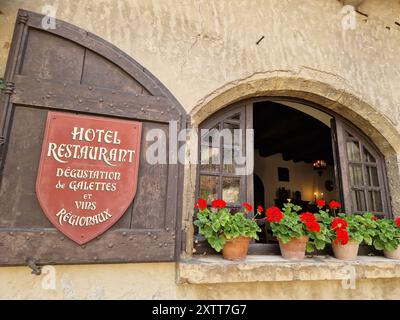 Ristorante di specialità locali, Pérouges, villaggio medievale, regione Ain, AURA, Francia Foto Stock