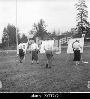 Tiro con l'arco 1957. Un gruppo di donne del club di tiro con l'arco di Stoccolma ha sparato le frecce ai bersagli e si vede camminare fino a loro per notare i loro punteggi. Foto Kristoffersson Rif. BY47-6 Foto Stock