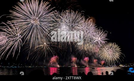 I pirotecnici del Canada mostrano le loro abilità durante il festival di arte pirotecnica del 15 agosto 2024 a Cannes, Francia. Ogni estate, Cannes ospita nella sua baia uno dei più prestigiosi festival d'arte pirotecnica del mondo. Il concorso internazionale è in corso alla Croisette per sei spettacoli presentati da maestri di fuochi d'artificio e dell'arte della sincronizzazione. Questi pompieri internazionali, provenienti da Polonia, Norvegia, Italia, Canada, la Svizzera e la Francia sono in competizione per il prezzo Silver Vestal e stanno sfruttando tutta la loro creatività per offrire esposizioni piro-musicali accuratamente organizzate. Ogni performano Foto Stock