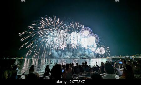 I pirotecnici del Canada mostrano le loro abilità durante il festival di arte pirotecnica del 15 agosto 2024 a Cannes, Francia. Ogni estate, Cannes ospita nella sua baia uno dei più prestigiosi festival d'arte pirotecnica del mondo. Il concorso internazionale è in corso alla Croisette per sei spettacoli presentati da maestri di fuochi d'artificio e dell'arte della sincronizzazione. Questi pompieri internazionali, provenienti da Polonia, Norvegia, Italia, Canada, la Svizzera e la Francia sono in competizione per il prezzo Silver Vestal e stanno sfruttando tutta la loro creatività per offrire esposizioni piro-musicali accuratamente organizzate. Ogni performano Foto Stock