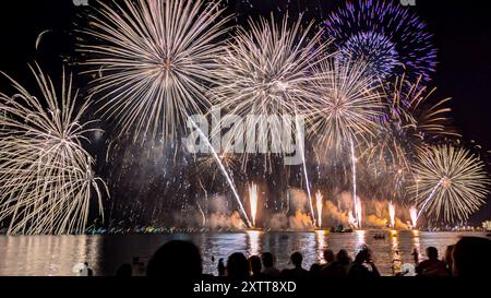 I pirotecnici del Canada mostrano le loro abilità durante il festival di arte pirotecnica del 15 agosto 2024 a Cannes, Francia. Ogni estate, Cannes ospita nella sua baia uno dei più prestigiosi festival d'arte pirotecnica del mondo. Il concorso internazionale è in corso alla Croisette per sei spettacoli presentati da maestri di fuochi d'artificio e dell'arte della sincronizzazione. Questi pompieri internazionali, provenienti da Polonia, Norvegia, Italia, Canada, la Svizzera e la Francia sono in competizione per il prezzo Silver Vestal e stanno sfruttando tutta la loro creatività per offrire esposizioni piro-musicali accuratamente organizzate. Ogni performano Foto Stock