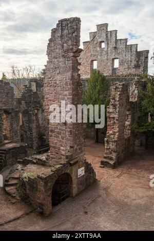 Le rovine del castello in cima alla collina Castello di Zavelstein, a Bad Teinach-Zavelstein, Baden-Württemberg, Germania Foto Stock