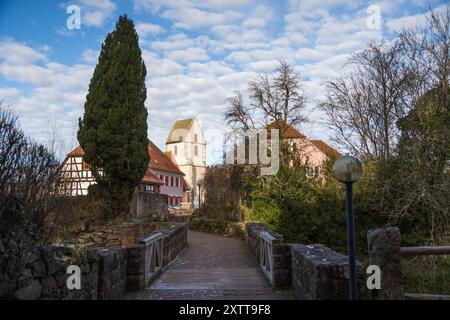 Le rovine del castello in cima alla collina Castello di Zavelstein, a Bad Teinach-Zavelstein, Baden-Württemberg, Germania Foto Stock