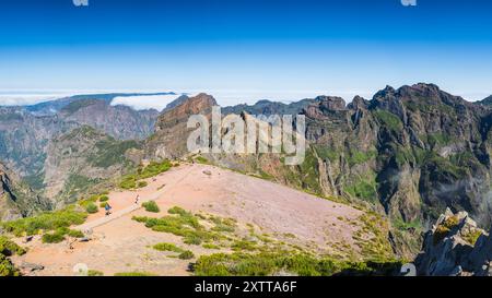 Un panorama multi-immagine di una pista che scende da Pico do Areeiro a Pico Ruivo, la vetta più alta dell'isola di Madeira, Portogallo. Foto Stock