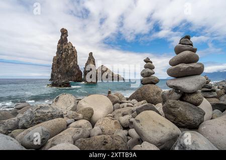 Piccole formazioni rocciose fatte da uomini fatte di ciottoli viste di fronte al lago di Ribeira da Janela sulla costa settentrionale di Madeira. Foto Stock