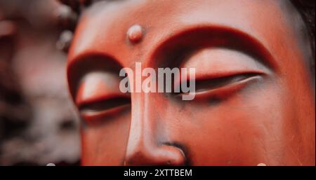 Le statue di souvenir del Buddha si dirigono al mercato delle pulci di Delhi, India. Buddha e altre statue degli dei indiani Foto Stock