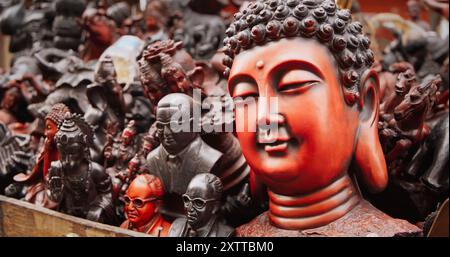 Le statue di souvenir del Buddha si dirigono al mercato delle pulci di Delhi, India. Buddha e altre statue degli dei indiani Foto Stock