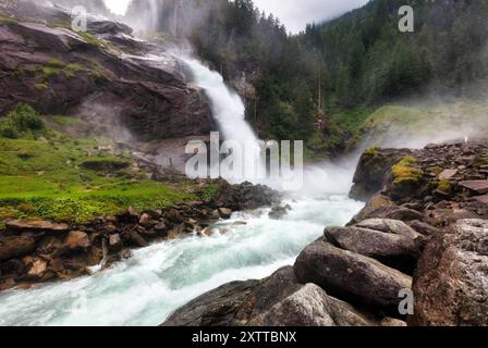 Cascate di Krimml, le cascate più alte dell'Austria. Sullo sfondo di una foresta incontaminata e di un terreno accidentato, le acque a cascata creano uno spettacolo Foto Stock