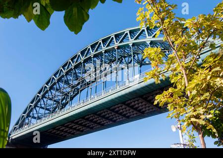 design di appendiabiti del ponte tyne sul fiume tyne tra newcastle upon tyne e gateshead Foto Stock