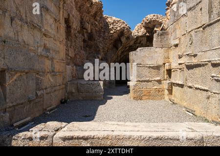 IZNIK, TURCHIA - 08 agosto 2024: L'antico teatro romano di Iznik. Iznik è una città della provincia di Bursa, Turchia. La città è sul sito del Foto Stock