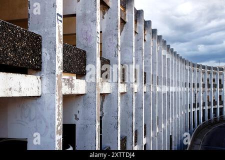 parcheggio multipiano in cemento brutalista manors nel centro di newcastle upon tyne, regno unito Foto Stock