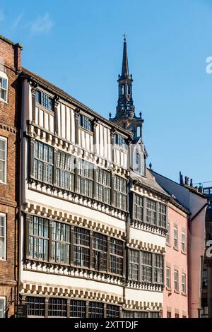 Edifici storici in legno con disegni intricati e un campanile di chiesa sullo sfondo della collina di sabbia newcastle upon tyne uk Foto Stock