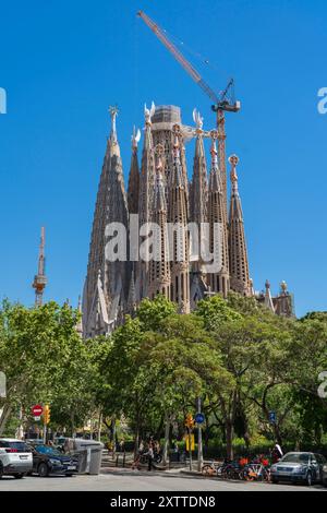 Barcellona, Spagna - 19 aprile 2024: Cattedrale della Sagrada Familia in primavera Foto Stock