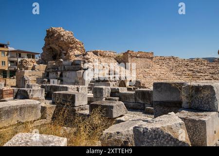 IZNIK, TURCHIA - 08 agosto 2024: L'antico teatro romano di Iznik. Iznik è una città della provincia di Bursa, Turchia. La città è sul sito del Foto Stock