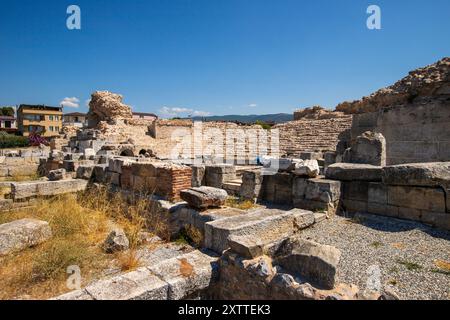 IZNIK, TURCHIA - 08 agosto 2024: L'antico teatro romano di Iznik. Iznik è una città della provincia di Bursa, Turchia. La città è sul sito del Foto Stock