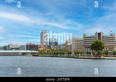 Vista di Kordon Street, molo dei traghetti e grattacieli dal mare nell'area del passaporto di Smirne Foto Stock