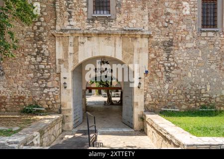 Aydin, Turchia - 4 luglio 2024: Okuz Mehmed Pasha caravanserai a Kusadasi Foto Stock