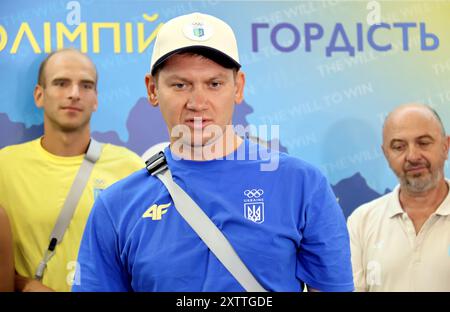 Non esclusiva: KIEV, UCRAINA - 14 AGOSTO 2024 - Coach della nazionale di pentathlon moderno Dmytro Kirpulianskyi parla durante la cerimonia di benvenuto Foto Stock