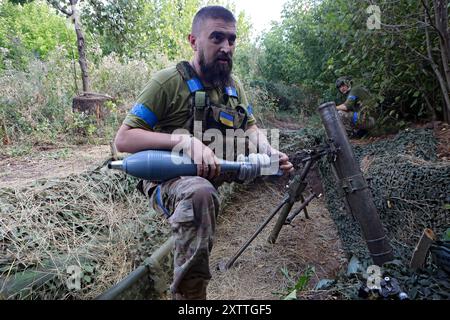 Non esclusiva: REGIONE DI DONETSK, UCRAINA - 14 AGOSTO 2024 - Un militare del 24° re Daniele di Galizia, brigata meccanizzata separata, spara un mortaio Foto Stock