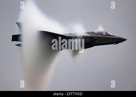 Un F-35A Lightning II assegnato all'F-35A Lightning II Demonstration Team si esibisce al First State Air Show Over dover Air Force base, del., maggio Foto Stock