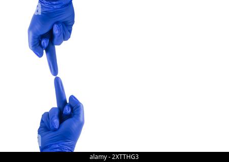 Le due mani del medico in un guanto blu che puntano l'una verso l'altra su sfondo bianco isolato Foto Stock