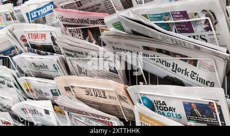 Scaffale di giornali che ospita diversi giornali internazionali: L'International New York Times, USA Today, Irish Times, Londra sera e Corriere della sera Foto Stock