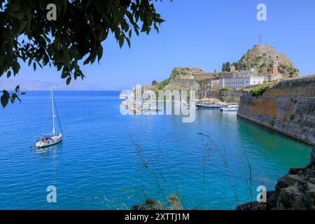 Kerkyra, capitale dell'isola di Corfù, Grecia. Vista della Fortezza Vecchia della città di Corfù sulla penisola nel mare azzurro cristallino. Foto Stock