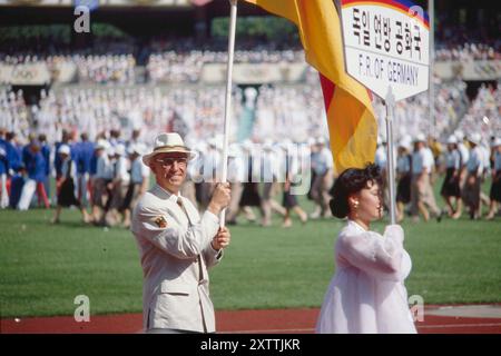 FOTO ARCHIVIO: 25 anni fa, il 17 agosto 1999, Reiner KLIMKE è morto, ingresso delle nazioni, ingresso, la squadra tedesca, Dr. Reiner KLIMKE, dressage rider, rider, porta la bandiera tedesca, bandiera, BRD, Germania, cerimonia di apertura il 17 settembre 1988 Giochi della XXIV Olimpiade Giochi Olimpici estivi 1988 a Seoul Corea del Sud, dal 17 settembre al 2 ottobre 1988 Sven Simon # Prinzess-Luise-Str. 41 # 45479 M uelheim/R uhr # Tel. 0208/9413250 # Fax. 0208/9413260 # conto 244 293 433 # P ostbank e ssen # codice bancario 360 100 43 # e-mail: svensimon@t-online.de #www.SvenSimon.net. Foto Stock