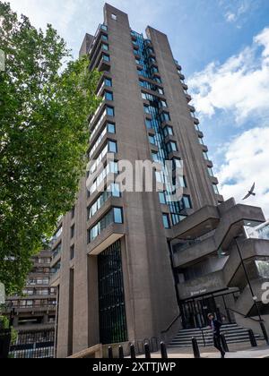 La Blake Tower sorge su un cielo azzurro e limpido nella Barbican Estate nella City di Londra, Regno Unito Foto Stock