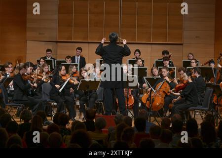 Konzert des Orchesters der Angelika Prokopp Sommerakademie der Wiener Philharmoniker, Congresso im Toscana a Gmunden, im Rahmen der Salzkammergut Festwochen Gmunden, am 15.08.2024. DAS Bild zeigt eine Szene aus dem Konzert mit dem Dirigenten Sebastian Weigle mit dem Orchster 2024 - Konzert des Orchesters der Angelika Prokopp Sommerakademie der Wiener Philharmoniker, im Toscana Congress in Gmunden, im Rahmen der Salzkammergut Festwochen Gmunden, am 15.08.2024. *** Concerto dell'Orchestra dell'Accademia estiva Angelika Prokopp della Filarmonica di Vienna, al Congresso Toscana di Gmunden, come p Foto Stock