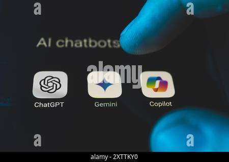 Modelli linguistici di assistente di intelligenza artificiale sullo schermo dello smartphone. ChatGPT, Gemini e Copilot Foto Stock