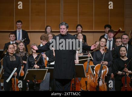 Konzert des Orchesters der Angelika Prokopp Sommerakademie der Wiener Philharmoniker, Congresso im Toscana a Gmunden, im Rahmen der Salzkammergut Festwochen Gmunden, am 15.08.2024. DAS Bild zeigt eine Szene aus dem Konzert mit dem Dirigenten Sebastian Weigle mit dem Orchster 2024 - Konzert des Orchesters der Angelika Prokopp Sommerakademie der Wiener Philharmoniker, im Toscana Congress in Gmunden, im Rahmen der Salzkammergut Festwochen Gmunden, am 15.08.2024. *** Concerto dell'Orchestra dell'Accademia estiva Angelika Prokopp della Filarmonica di Vienna, al Congresso Toscana di Gmunden, come p Foto Stock