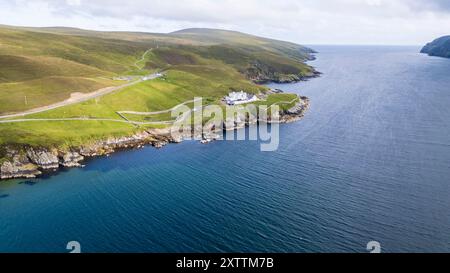 Faro di Hermaness, riserva naturale e spiaggia di Burrafirth all'ingresso della riserva naturale di Hermaness, Unst, Shetland Foto Stock