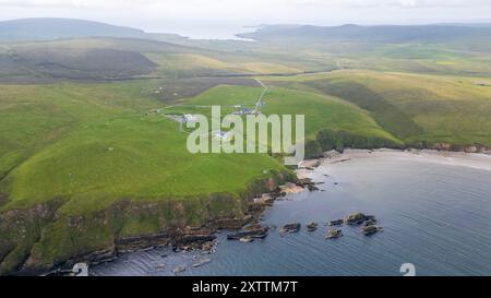 Faro di Hermaness, riserva naturale e spiaggia di Burrafirth all'ingresso della riserva naturale di Hermaness, Unst, Shetland Foto Stock