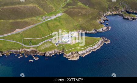 Faro di Hermaness, riserva naturale e spiaggia di Burrafirth all'ingresso della riserva naturale di Hermaness, Unst, Shetland Foto Stock