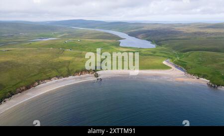 Faro di Hermaness, riserva naturale e spiaggia di Burrafirth all'ingresso della riserva naturale di Hermaness, Unst, Shetland Foto Stock