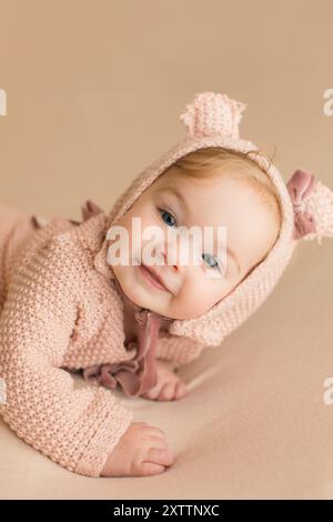 Ragazza sorridente con il cofano rosa dell'orso Foto Stock