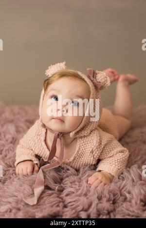 Ragazza con cofano rosa e romper su tappeto rosa Foto Stock