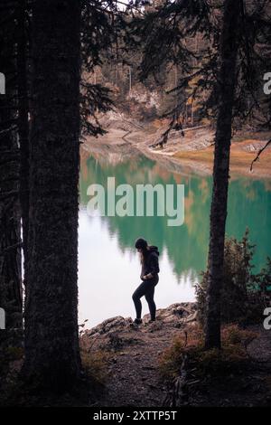 La giovane donna gode di un momento sereno presso il lago di montagna in Montenegro Foto Stock