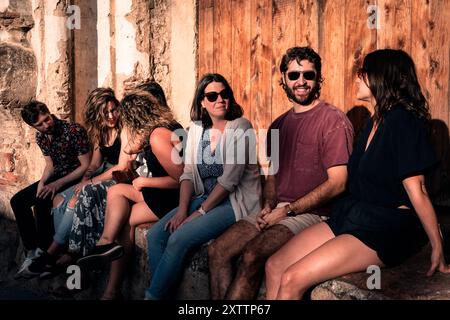 Giovane uomo sorridente con gruppo di amici Foto Stock