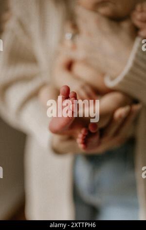 Close-up di madre holding piedi del bambino Foto Stock