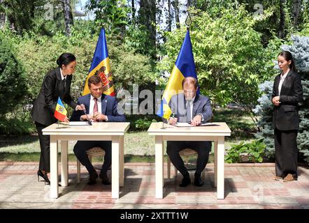 ODESA, UCRAINA - 15 AGOSTO 2024 - Ministro della protezione ambientale e delle risorse naturali dell'Ucraina Ruslan Strilets (2a R) e Ministro dell'ambiente della Repubblica moldova Sergiu Lazarencu (2a L) firma l'accordo tra il Gabinetto dei ministri dell'Ucraina e il governo della Repubblica moldova sull'attuazione della convenzione sulla valutazione dell'impatto ambientale in un contesto transfrontaliero (convenzione di Espoo), Odesa, Ucraina meridionale. Foto Stock