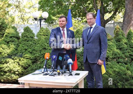 ODESA, UCRAINA - 15 AGOSTO, 2024 - il ministro della protezione ambientale e delle risorse naturali dell'Ucraina Ruslan Strilets (R) stringe la mano al ministro dell'ambiente della Repubblica moldova Sergiu Lazarencu durante la firma dell'accordo tra il Gabinetto dei ministri dell'Ucraina e il governo della Repubblica moldova su l'attuazione della convenzione sulla valutazione dell'impatto ambientale in un contesto transfrontaliero (convenzione di Espoo), Odesa, Ucraina meridionale. Foto Stock